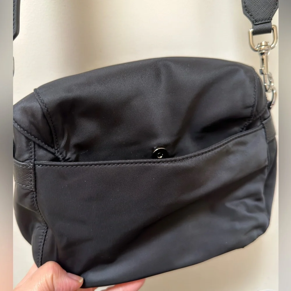 Tory Burch Virginia Messenger bag in black Nylon and Saffiano - Picture 4 of 15